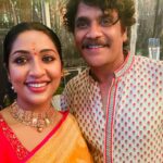 Navya Nair Instagram - Charm ❤️❤️❤️ with the evergreen superstar #nagarjuna garu #kalyannavaratri Had such a wonderful navaratri evening with kalyan group .. sharing some photos of happiness .. thank u Ramesh Kalyan for the invite .. Am so happy that i could make it this time .. What an array of bomma kollus .. blissful .. felt @ home .. The whole family’s hospitality and humility 🙏🏻🙏🏻🙏🏻 #kalyannavarathri #bommakollu #navaratri #rejoining #blisfullnight #firstofakind #gratitude #godisgreat