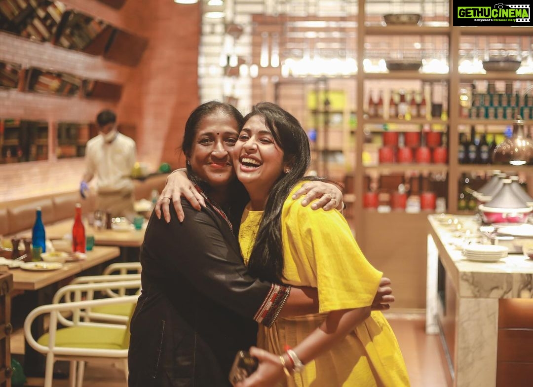 Navya Nair Instagram - Bday pics ❤️❤️❤️ Thanking everyone for the bday wishes .. sharing my lil happiness with you all .. kanna @rahulr36 , the cake was so yummy and so so thoughtful , @themistledough , u rocked it this time too .. thanking almighty , thanking my people who had joined with me 🤗 more pics yet to come .. spread happiness , be happy .. #bdaypics #gratitude #thankingalmighty #momandson #family #godislove