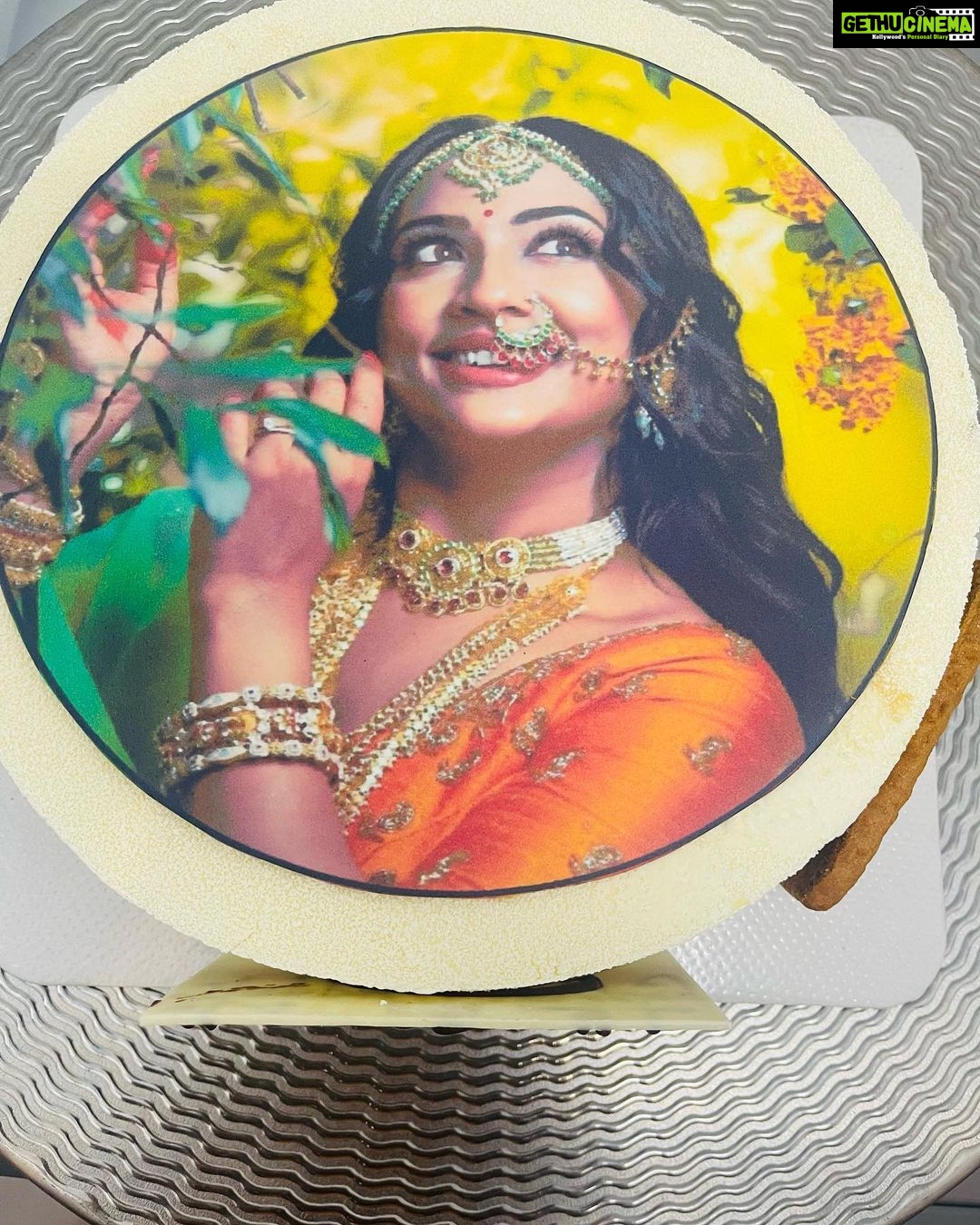 Navya Nair Instagram - U never forget to send this .. thank you so much for remembering my bday .. @sajimoanparayil @thekhadiman .. and the lotus biscuit cake is yummy .. Grand Hyatt Kochi Bolgatty