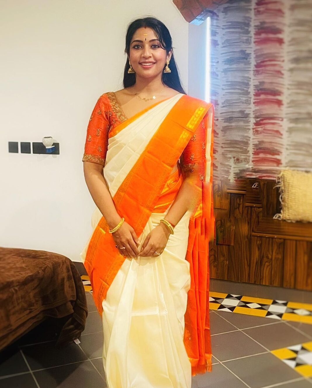 Navya Nair Instagram - Happy and safe diwali to everyone 🤗🤗🤗.. #diwali #celebrations #love #peace #happiness #actorslife #somedaysarehappy #youmakemehappy #clicksunexpected