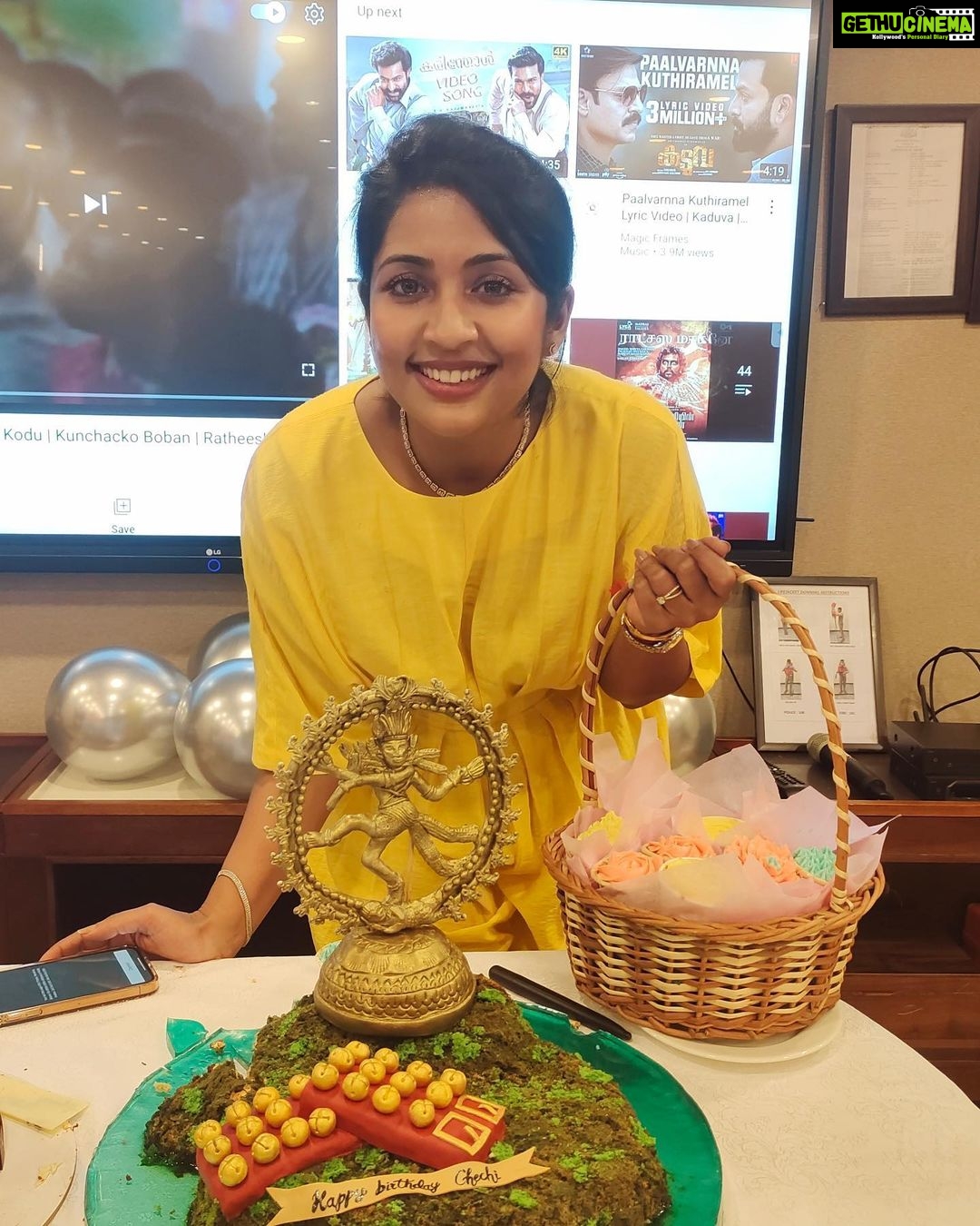 Navya Nair Instagram - Thanking everyone for the bday wishes .. sharing my lil happiness with you all .. kanna @rahulr36 , the cake was so yummy and so so thoughtful , @themistledough , u rocked it this time too .. thanking almighty , thanking my people who had joined with me 🤗 more pics yet to come .. spread happiness , be happy .. #bdaypics #gratitude #thankingalmighty #momandson #family #godislove Grand Hyatt Kochi Bolgatty