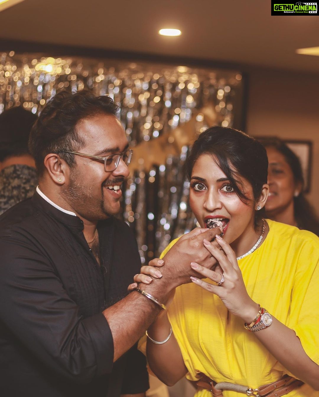 Navya Nair Instagram - Thanking everyone for the bday wishes .. sharing my lil happiness with you all .. kanna @rahulr36 , the cake was so yummy and so so thoughtful , @themistledough , u rocked it this time too .. thanking almighty , thanking my people who had joined with me 🤗 more pics yet to come .. spread happiness , be happy .. #bdaypics #gratitude #thankingalmighty #momandson #family #godislove Grand Hyatt Kochi Bolgatty