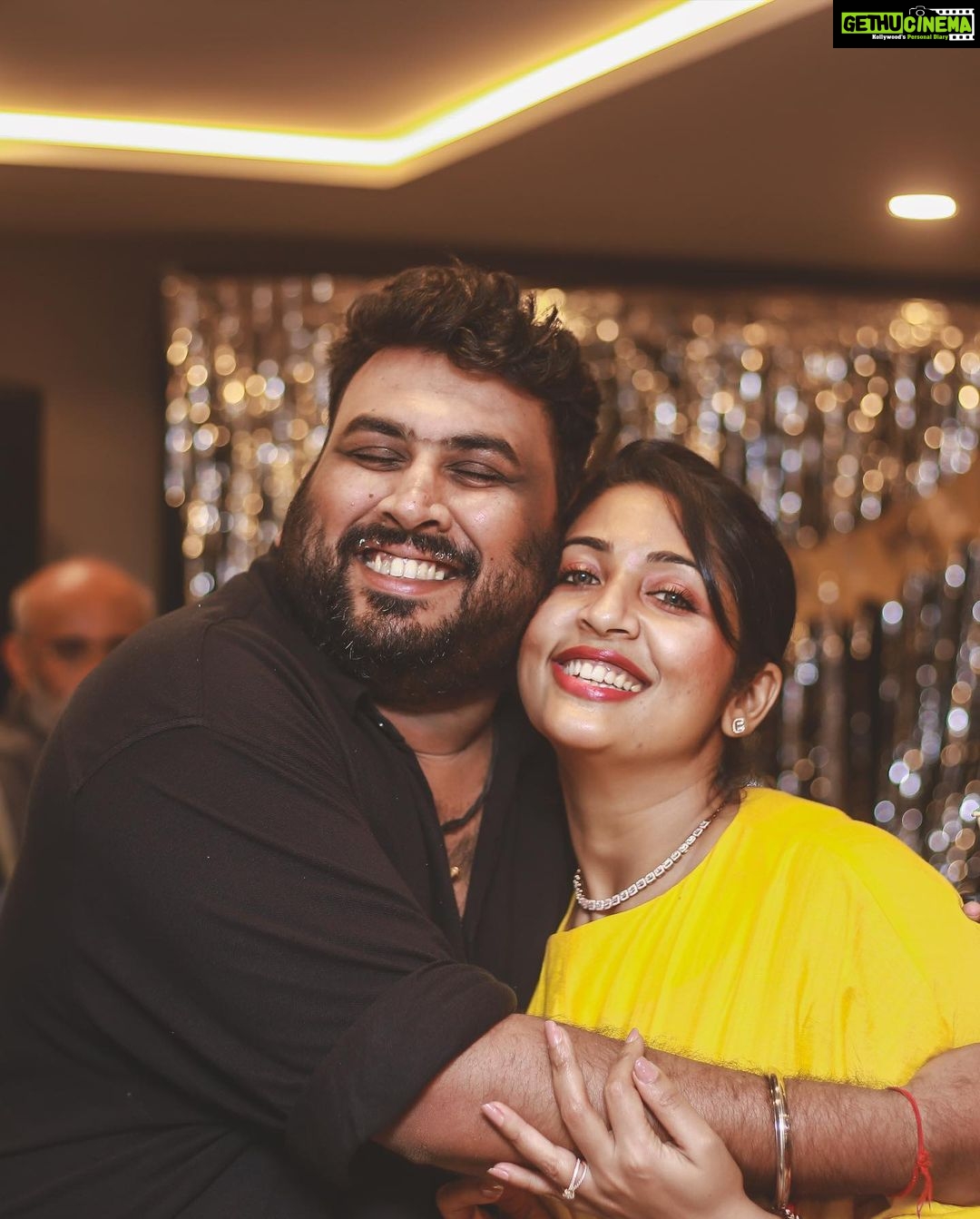 Navya Nair Instagram - Thanking everyone for the bday wishes .. sharing my lil happiness with you all .. kanna @rahulr36 , the cake was so yummy and so so thoughtful , @themistledough , u rocked it this time too .. thanking almighty , thanking my people who had joined with me 🤗 more pics yet to come .. spread happiness , be happy .. #bdaypics #gratitude #thankingalmighty #momandson #family #godislove Grand Hyatt Kochi Bolgatty