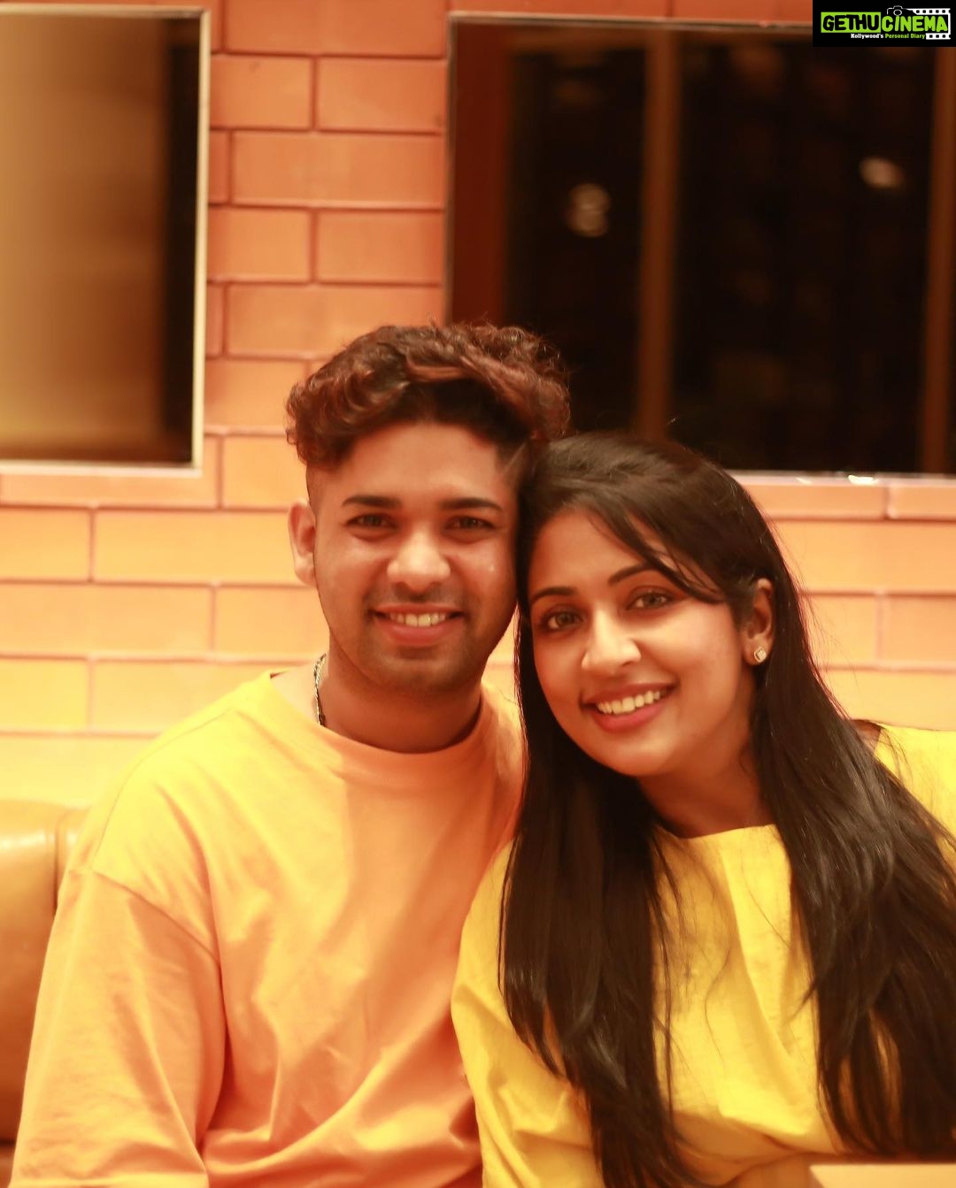 Navya Nair Instagram - Thanking everyone for the bday wishes .. sharing my lil happiness with you all .. kanna @rahulr36 , the cake was so yummy and so so thoughtful , @themistledough , u rocked it this time too .. thanking almighty , thanking my people who had joined with me 🤗 more pics yet to come .. spread happiness , be happy .. #bdaypics #gratitude #thankingalmighty #momandson #family #godislove Grand Hyatt Kochi Bolgatty
