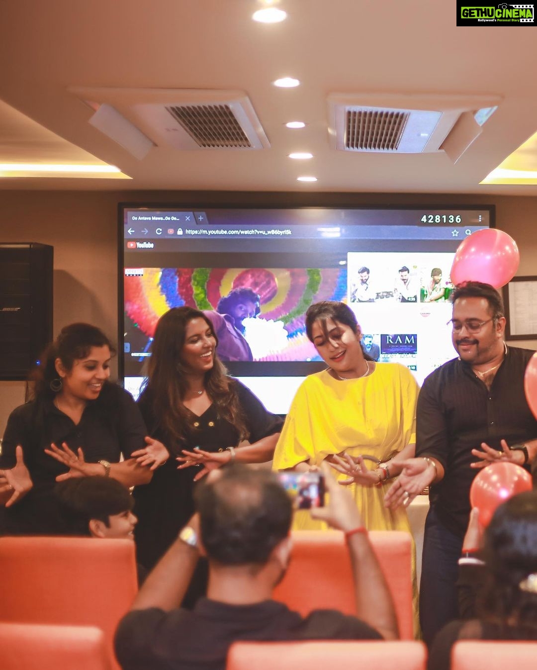 Navya Nair Instagram - Thanking everyone for the bday wishes .. sharing my lil happiness with you all .. kanna @rahulr36 , the cake was so yummy and so so thoughtful , @themistledough , u rocked it this time too .. thanking almighty , thanking my people who had joined with me 🤗 more pics yet to come .. spread happiness , be happy .. #bdaypics #gratitude #thankingalmighty #momandson #family #godislove Grand Hyatt Kochi Bolgatty