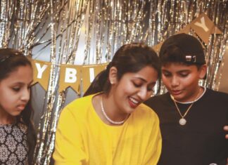 Navya Nair Instagram - Thanking everyone for the bday wishes .. sharing my lil happiness with you all .. kanna @rahulr36 , the cake was so yummy and so so thoughtful , @themistledough , u rocked it this time too .. thanking almighty , thanking my people who had joined with me 🤗 more pics yet to come .. spread happiness , be happy .. #bdaypics #gratitude #thankingalmighty #momandson #family #godislove Grand Hyatt Kochi Bolgatty