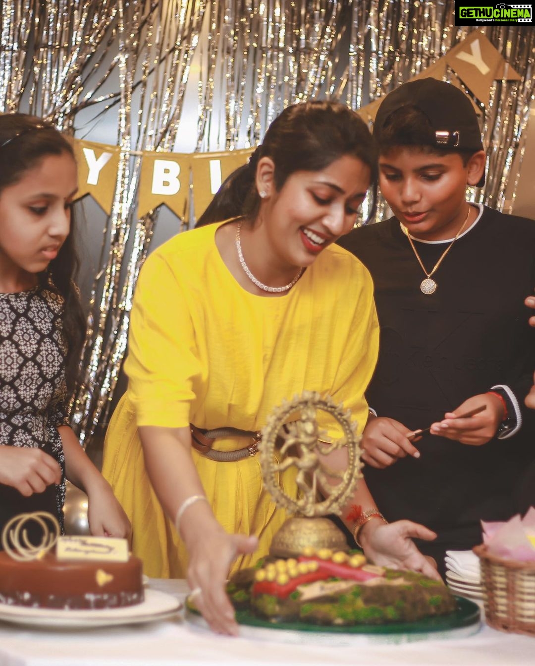 Navya Nair Instagram - Thanking everyone for the bday wishes .. sharing my lil happiness with you all .. kanna @rahulr36 , the cake was so yummy and so so thoughtful , @themistledough , u rocked it this time too .. thanking almighty , thanking my people who had joined with me 🤗 more pics yet to come .. spread happiness , be happy .. #bdaypics #gratitude #thankingalmighty #momandson #family #godislove Grand Hyatt Kochi Bolgatty