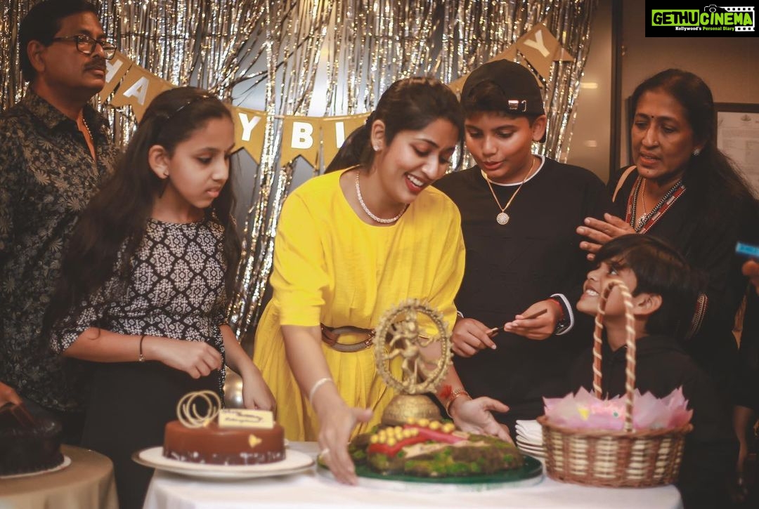 Navya Nair Instagram - Some pics of happiness .. bday celebration @grandhyattkochi .. thanking almighty .. thanking everyone for the wishes .. love you all .. Pics by my chakkara @pranavraaaj #navyanair #bday #celebrations #momandson #happinessisachoice #ageisjustanumber