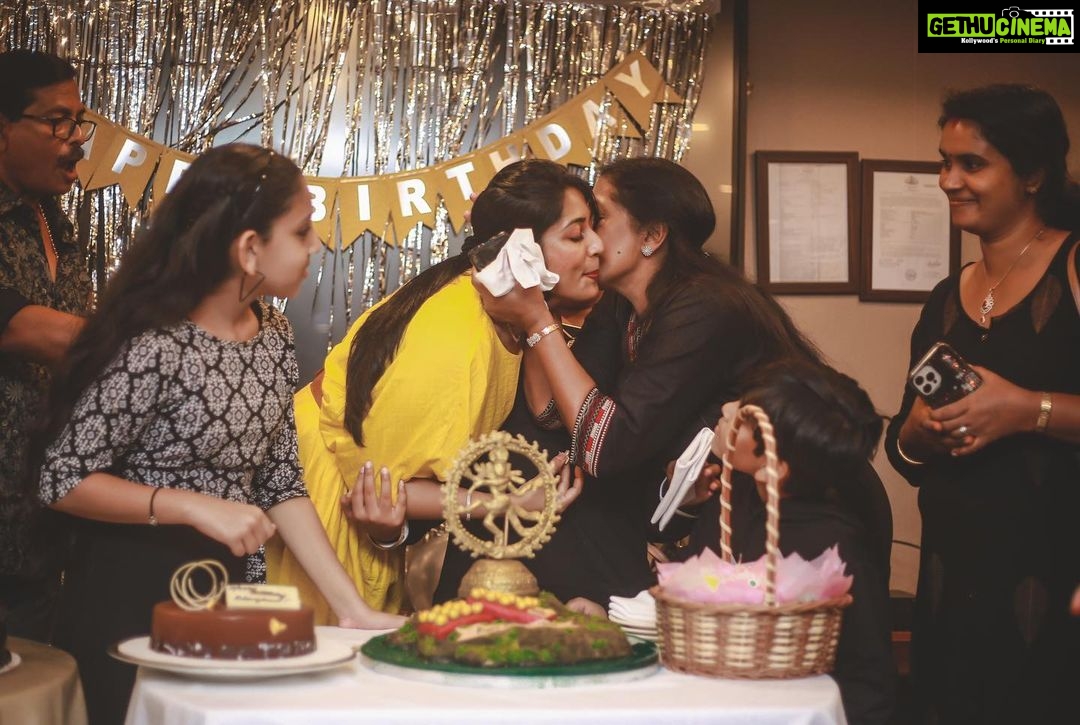 Navya Nair Instagram - Some pics of happiness .. bday celebration @grandhyattkochi .. thanking almighty .. thanking everyone for the wishes .. love you all .. Pics by my chakkara @pranavraaaj #navyanair #bday #celebrations #momandson #happinessisachoice #ageisjustanumber