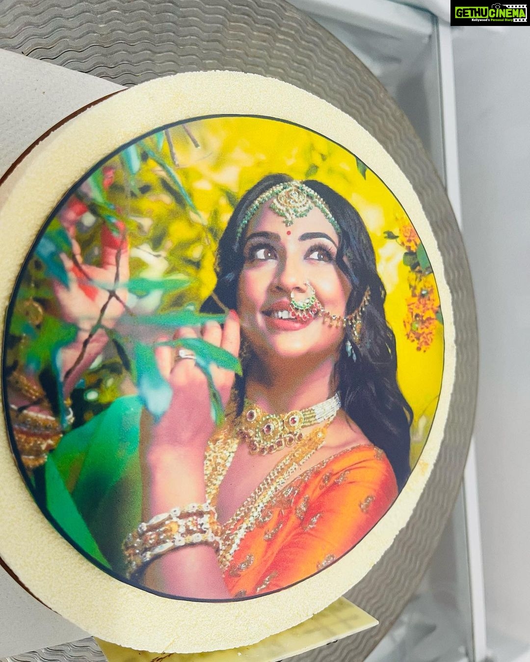 Navya Nair Instagram - U never forget to send this .. thank you so much for remembering my bday .. @sajimoanparayil @thekhadiman .. and the lotus biscuit cake is yummy .. Grand Hyatt Kochi Bolgatty