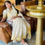Navya Nair Instagram - എന്നും ഗുരുവായൂരിൽ തൊഴുതു നിൽക്കുമ്പോൾ മുന്നിൽ ഒരുണ്ണി ഉണ്ടെന്നു തോന്നും ,ഉണ്ണി പുഞ്ചിരി തൂകുന്നതായും തോന്നും ... #guruvayurappan #godislove #alwaysingratitude #loveurgod