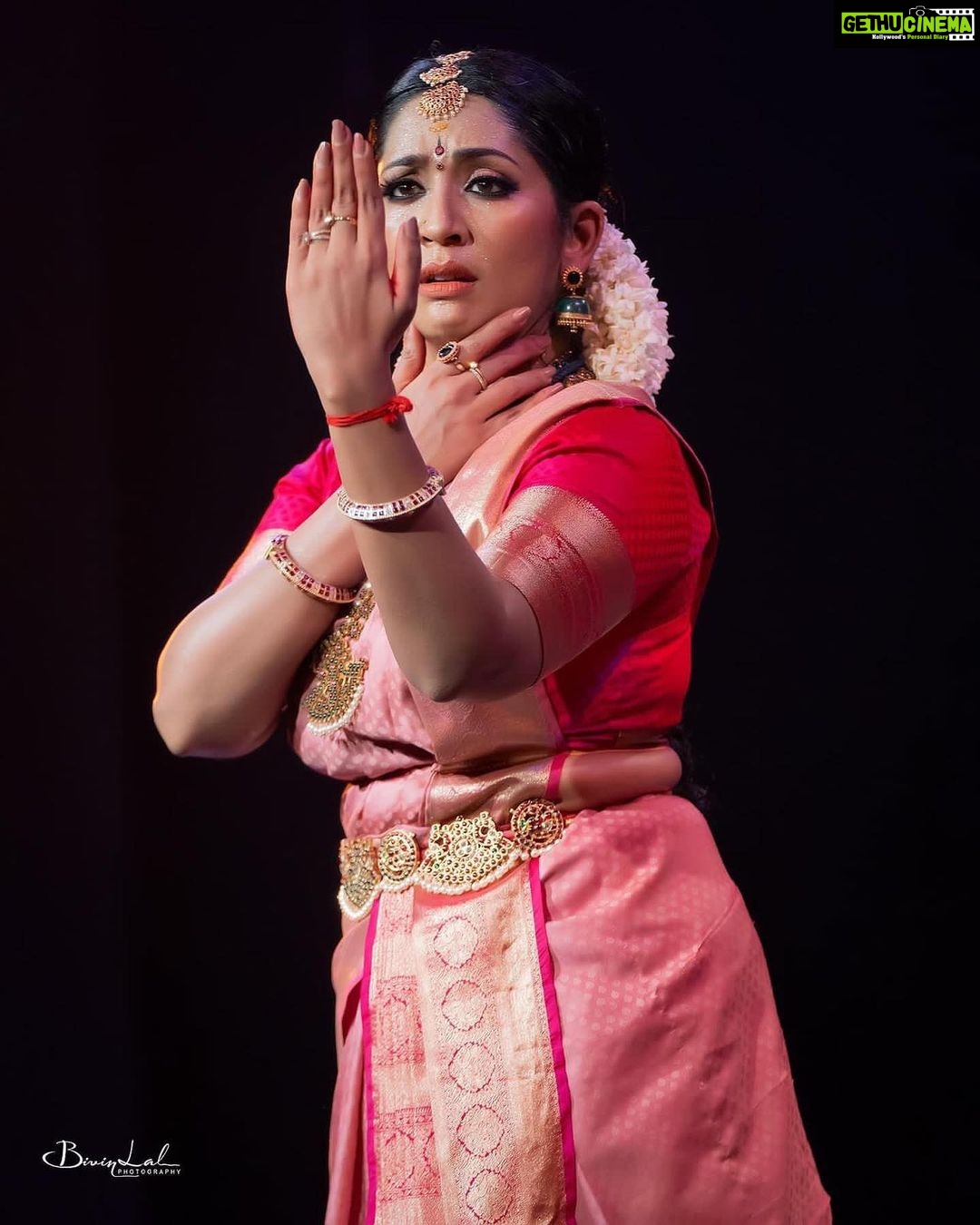 Navya Nair Instagram - Thank you so much @bivinlalphotography for the timely beautiful captures … Sharing the pics from yesterdays performance @sooryafestival .. Thank you soorya krishnamoorthy sir .. Thank you trivandrum for the overpacked audience and I apologise for the many who had to go back as the gates where closed .. Bt it was such an honour for an artist to see the soorya crowd even sitting on the stage for watching the entire programme .. My heartfelt namaskaram to everyone for your valuable time .. My lord , Soorya is a feeling which cant be put into words .. To be honest I was too too nervous .. Thanking my guruvayoorappan, achan amma and guru manu master for being with me .. #bharatanatyam #tanjurbani #lifeisdance #dancer #artist #loveoflive #gratitude