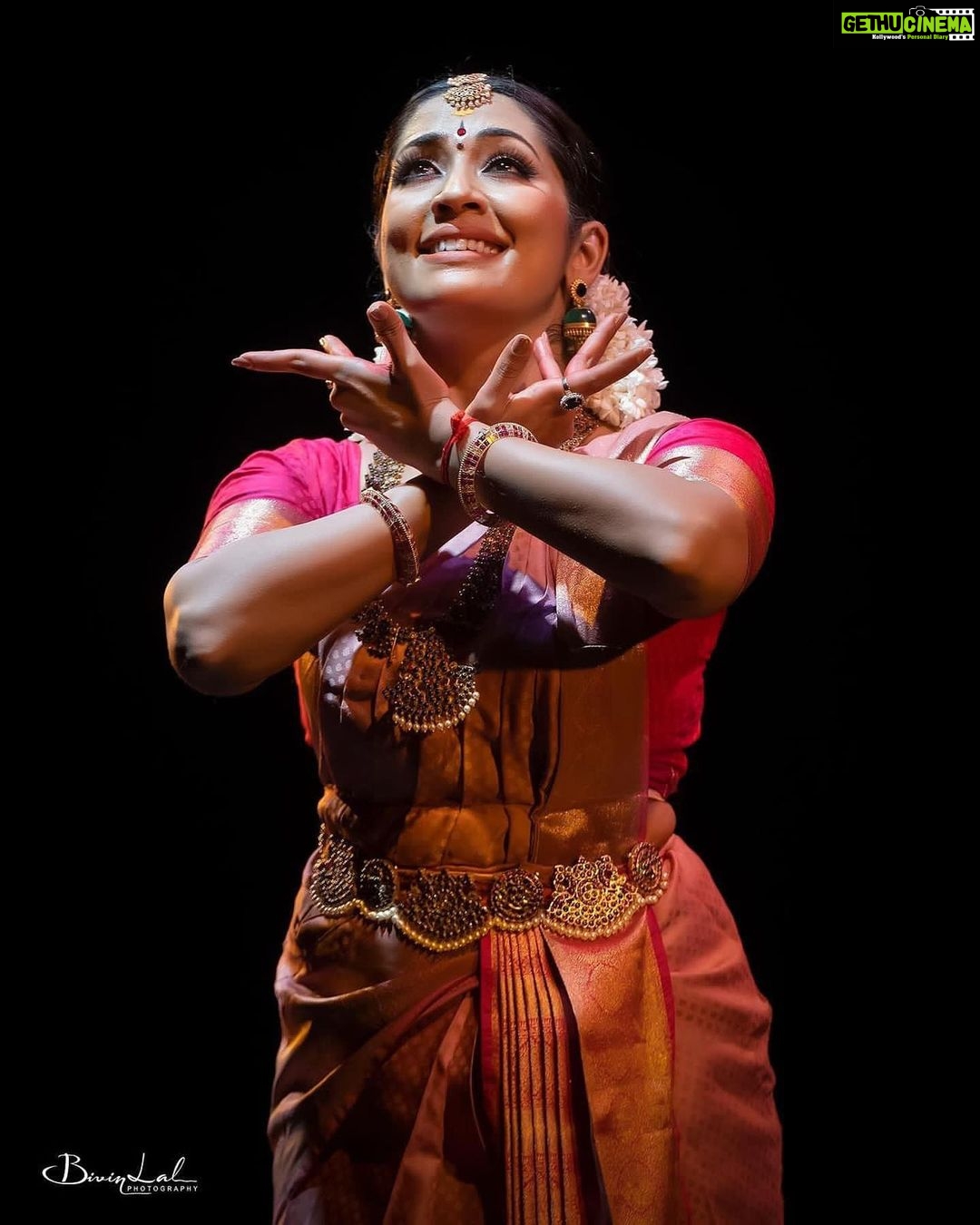 Navya Nair Instagram - Thank you so much @bivinlalphotography for the timely beautiful captures … Sharing the pics from yesterdays performance @sooryafestival .. Thank you soorya krishnamoorthy sir .. Thank you trivandrum for the overpacked audience and I apologise for the many who had to go back as the gates where closed .. Bt it was such an honour for an artist to see the soorya crowd even sitting on the stage for watching the entire programme .. My heartfelt namaskaram to everyone for your valuable time .. My lord , Soorya is a feeling which cant be put into words .. To be honest I was too too nervous .. Thanking my guruvayoorappan, achan amma and guru manu master for being with me .. #bharatanatyam #tanjurbani #lifeisdance #dancer #artist #loveoflive #gratitude