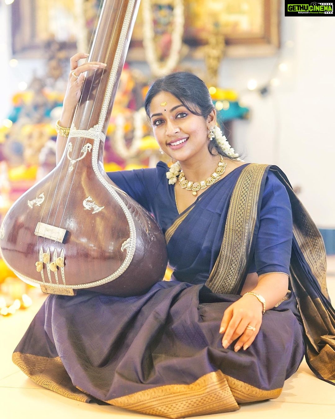 Navya Nair Instagram - Sarva sambhavyathe thvayi !!! Pranams to my mother , father , guru and god 🙏🏻🙏🏻🙏🏻 #tanjorebani #newbeginnings #vidyarambham #lokasamsasthasughinobhavandu #danceislife #danceitout #bharatanatyam #bharatanatyam #lovefordance #dancersofindia #indianclassicaldance #worlddance #danceislife #dancersofinsta #taalam #artislove