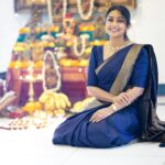 Navya Nair Instagram - Sarva sambhavyathe thvayi !!! Pranams to my mother , father , guru and god 🙏🏻🙏🏻🙏🏻 #tanjorebani #newbeginnings #vidyarambham #lokasamsasthasughinobhavandu #danceislife #danceitout #bharatanatyam #bharatanatyam #lovefordance #dancersofindia #indianclassicaldance #worlddance #danceislife #dancersofinsta #taalam #artislove