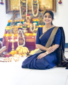 Navya Nair Instagram - Sarva sambhavyathe thvayi !!! Pranams to my mother , father , guru and god 🙏🏻🙏🏻🙏🏻 #tanjorebani #newbeginnings #vidyarambham #lokasamsasthasughinobhavandu #danceislife #danceitout #bharatanatyam #bharatanatyam #lovefordance #dancersofindia #indianclassicaldance #worlddance #danceislife #dancersofinsta #taalam #artislove