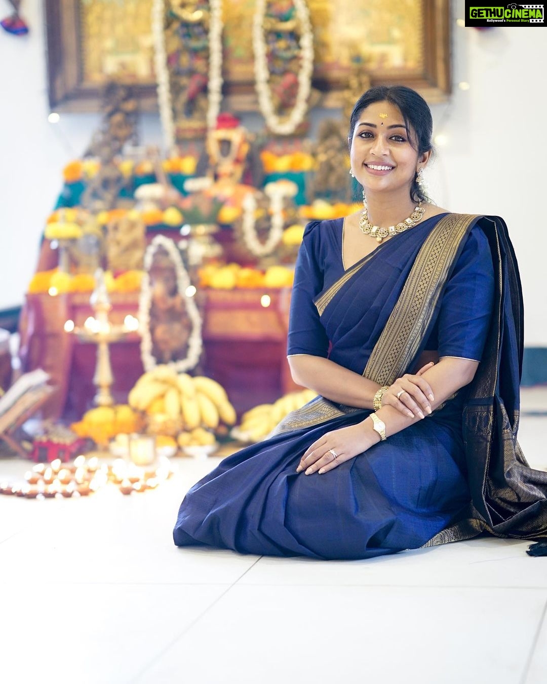 Navya Nair Instagram - Sarva sambhavyathe thvayi !!! Pranams to my mother , father , guru and god 🙏🏻🙏🏻🙏🏻 #tanjorebani #newbeginnings #vidyarambham #lokasamsasthasughinobhavandu #danceislife #danceitout #bharatanatyam #bharatanatyam #lovefordance #dancersofindia #indianclassicaldance #worlddance #danceislife #dancersofinsta #taalam #artislove