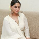 Nikhila Vimal Instagram - For the love of white 🤍🤍 @kalaakaari @styledbysmiji @pranavraaaj @femy_antony__