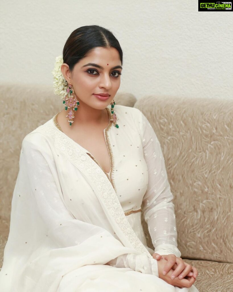 Nikhila Vimal Instagram - For the love of white 🤍🤍 @kalaakaari @styledbysmiji @pranavraaaj @femy_antony__