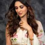 Nikita Dutta Instagram - Dreaming of all the mithai I shall be eating today. 🥰 . . Happy diwali! 🪔 ✨🙏 . . Styled by @kareenparwani Outfit: @picchika Jewellery: @rubans.in @oakpinionpr Make up: @mitavaswani Hair: @irshad__hair 📸: @saurabh_sonkar