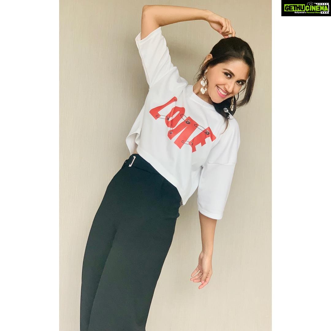 Nikita Dutta Instagram - L.O./.E ❣️ . . Styled by @jaferalimunshi HMU by @shibu_shimmer #MainHunAafat #Titli🦋 #AafatPromotions #MXPlayer #MXOriginals Hyatt Regency Chandigarh