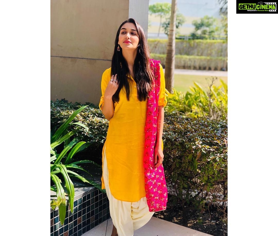 Nikita Dutta Instagram - 🦄✨💫 Pathani kurta, Patiala salwar, Phulkari dupatta hor Punjab di vibe-aan! Amritsar, Punjab