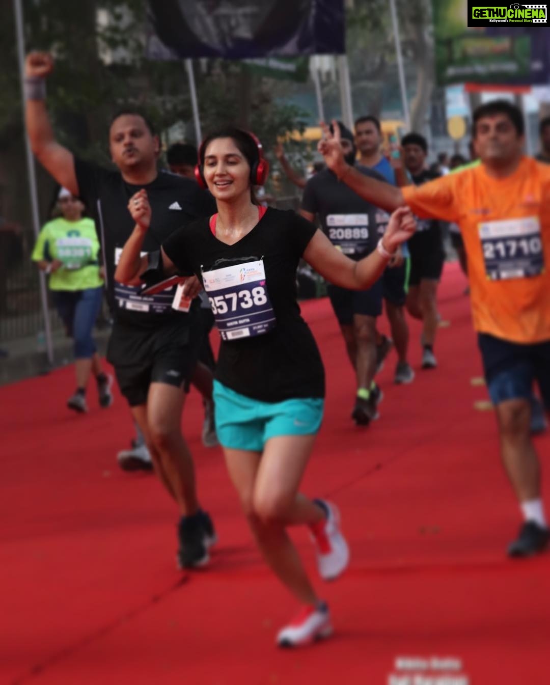 Nikita Dutta Instagram - The one lesson I had learned after my first marathon was however dead you maybe, make sure you smile at the finishing line. For the pictures of course ππ¦ #21km #TCSMumbaiMarathon2019 #RunsAndSmiles #DidItForTheGram Marine Drive Mumbai
