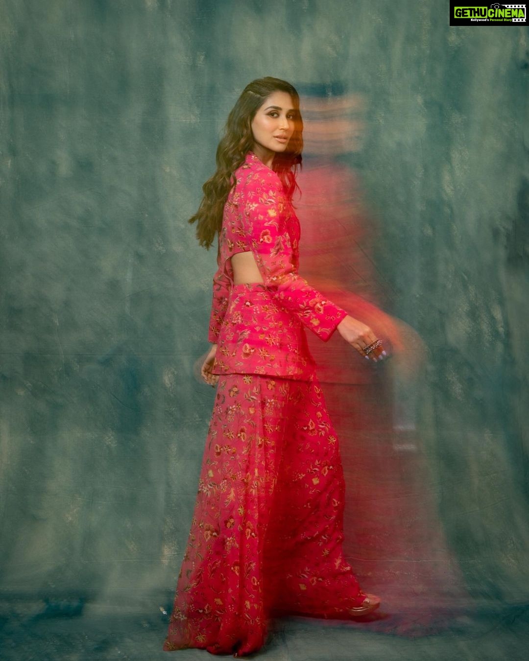 Nikita Dutta Instagram - πβ¨ Somewhere between blending in and blurring away. . . . . Outfit: @krishasunnyramani @kadecommunications Styled by @kareenparwani Make up: @mitavaswani Hair: @irshad__hair πΈ: @saurabh_sonkar