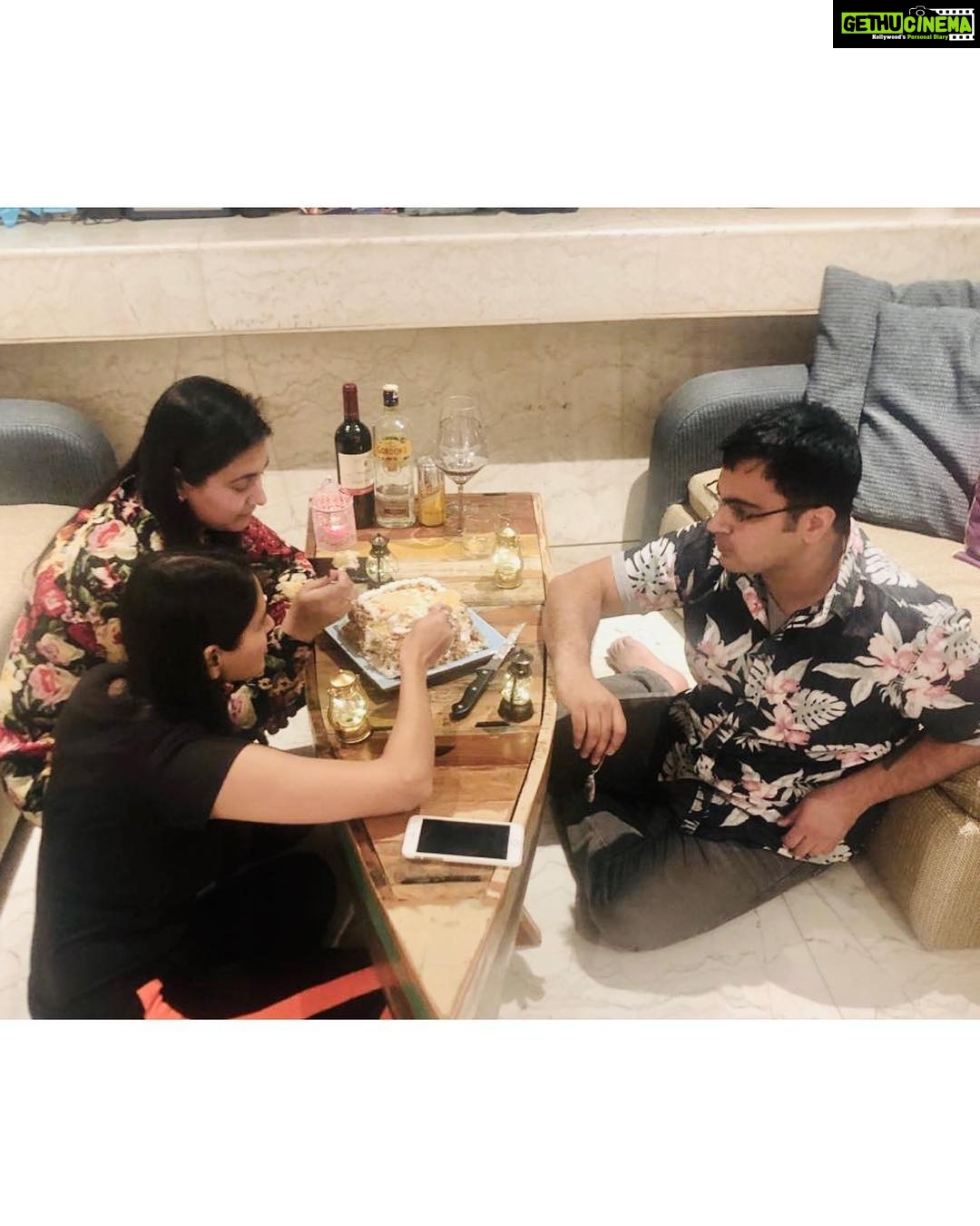 Nikita Dutta Instagram - The smiles are just for pictures. All we care about is cake. And the whole of it! 🤓😈 #Phamily🦄 Pali Hill
