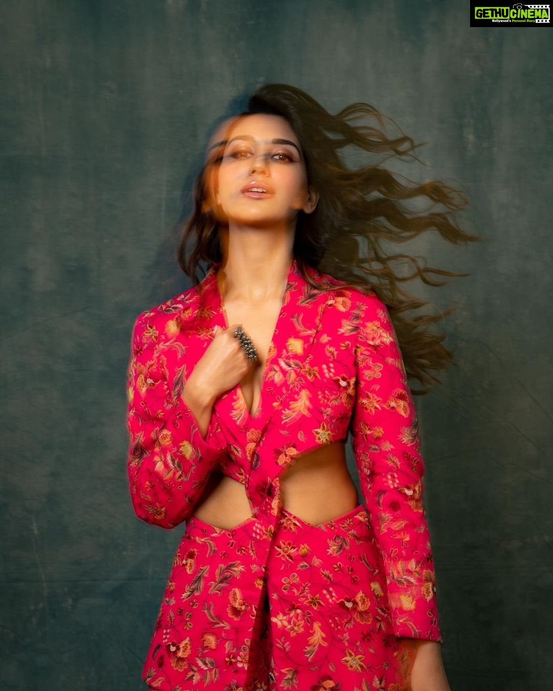 Nikita Dutta Instagram - πβ¨ Somewhere between blending in and blurring away. . . . . Outfit: @krishasunnyramani @kadecommunications Styled by @kareenparwani Make up: @mitavaswani Hair: @irshad__hair πΈ: @saurabh_sonkar