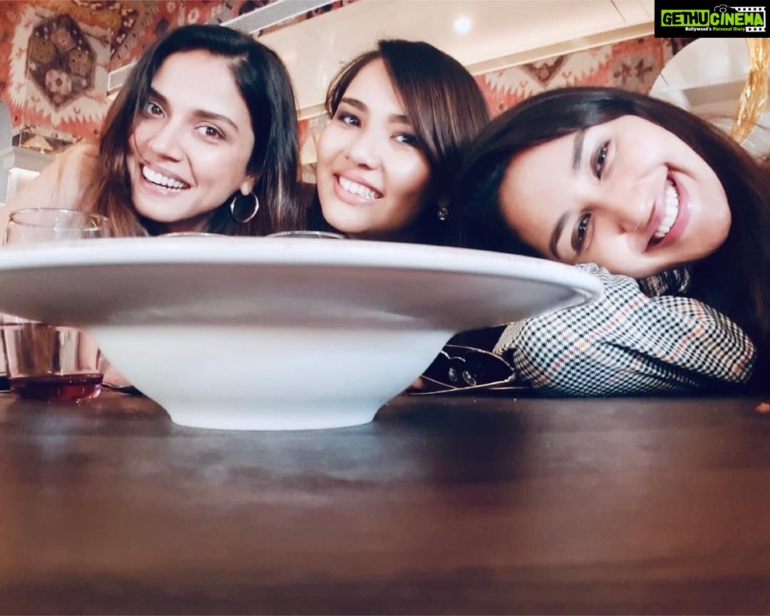 Nikita Dutta Instagram - “Being silly and overeating is healthy”, said no one ever. But you still must do it often 😬✌️🦄 @sagarikachhetrii @manasi_moghe