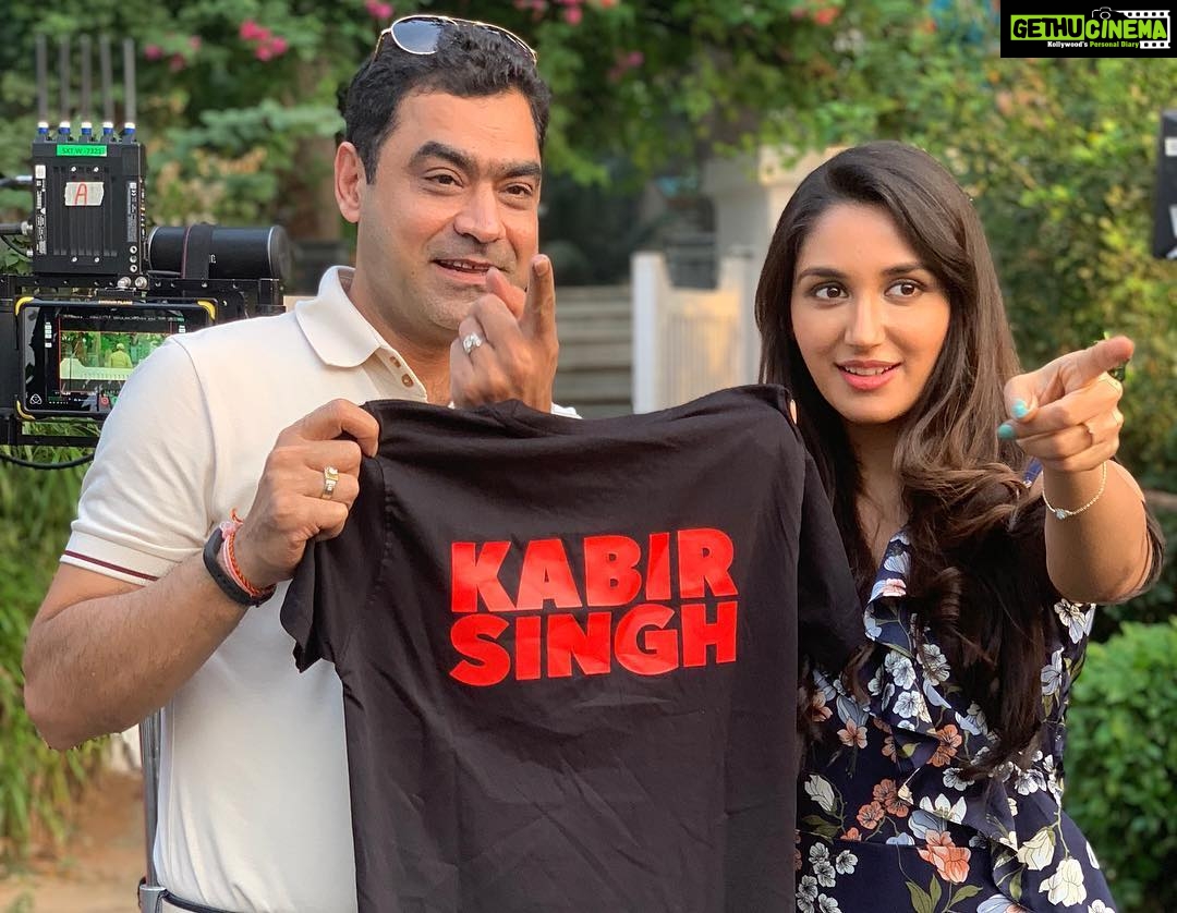 Nikita Dutta Instagram - Indeed a pleasure to be a part of the journey of #KabirSingh. To the memories made and the experience gained, thank you team Kabir Singh! 🦄😇🙏