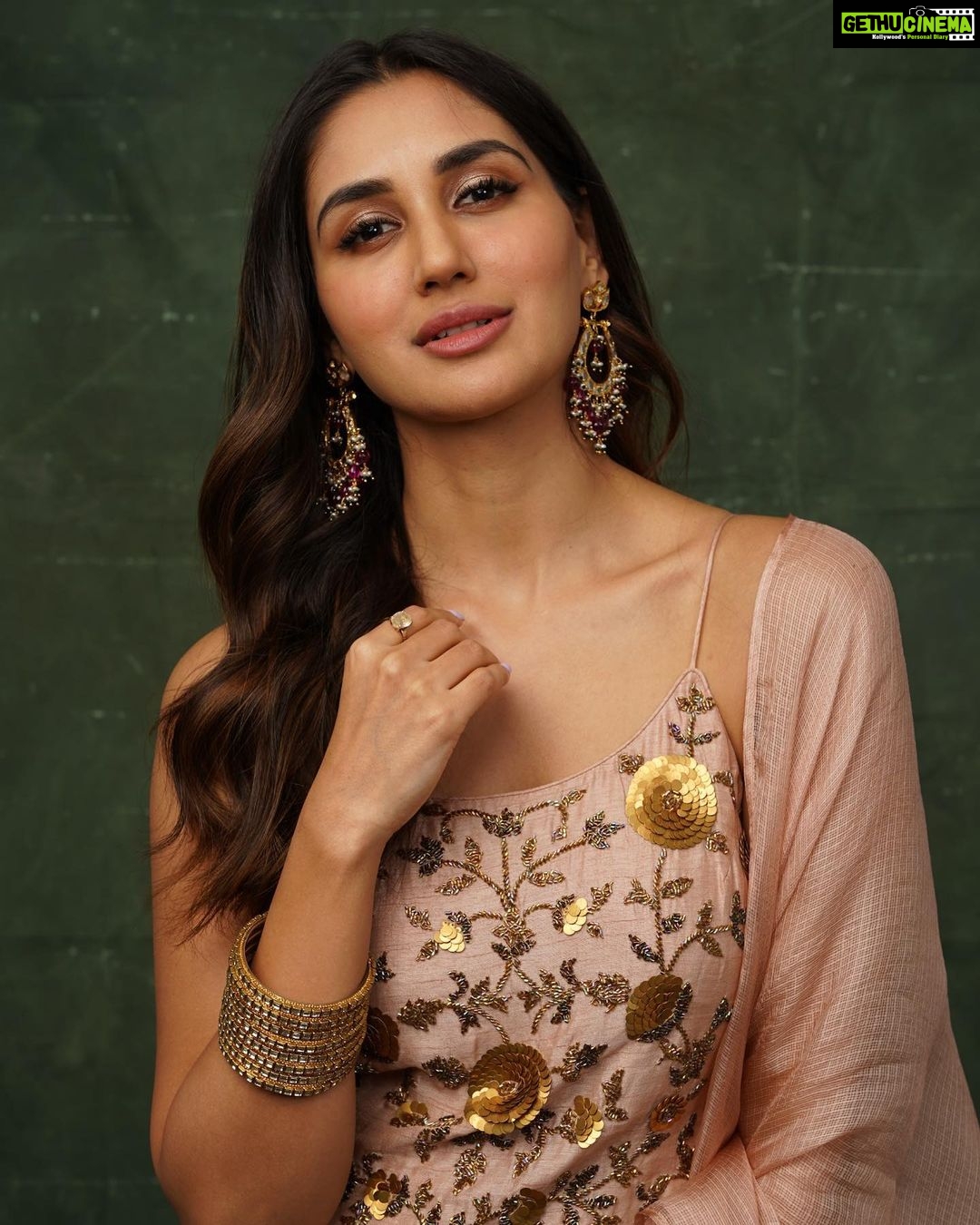 Nikita Dutta Instagram - The calendar said warm up for Diwali week 🤓🪔✨ . . . 📸: @saurabh_sonkar HMU: @mitavaswani @rasilaravariamua Outfit: @monaandvishu @viralmantra Jewels: @kiara.jewelry Styled by: @kareenparwani Team: @styledbyanuja