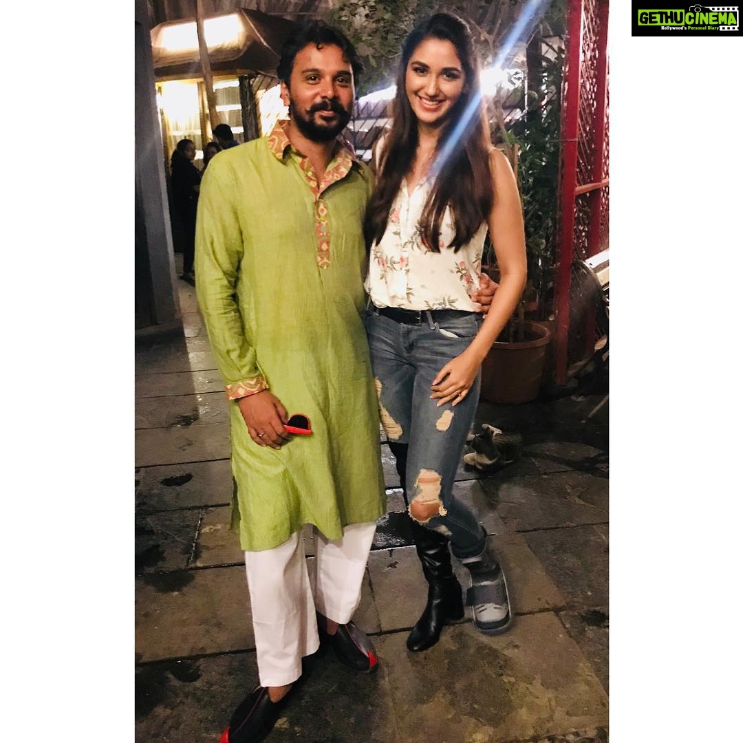 Nikita Dutta Instagram - He is a firecracker! “Stories in a song” is a must. Glad I made it to witness that magic on stage. Thank you @namitdas 😇 Prithvi Theatre