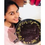Nikita Dutta Instagram - “Must be a little productive during a homebound recovery” said me to me. 🦄 #NoBakeCake