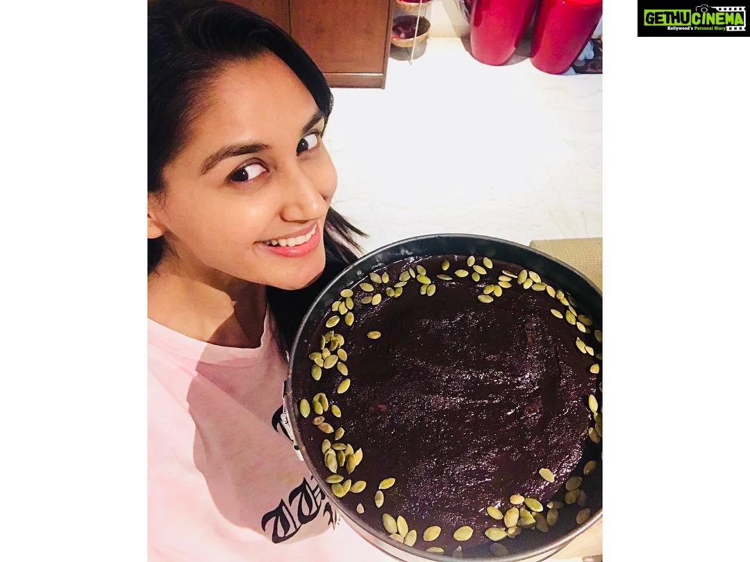 Nikita Dutta Instagram - “Must be a little productive during a homebound recovery” said me to me. 🦄 #NoBakeCake