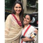 Nikita Dutta Instagram - When Bappa calls, you ignore the fractured foot and go see him. Thank you @abpnewstv and @tiknayat_sneha for such an amazing darshan. #Lalbaghcharaja #GanpatiBappaMorya #blessed😇
