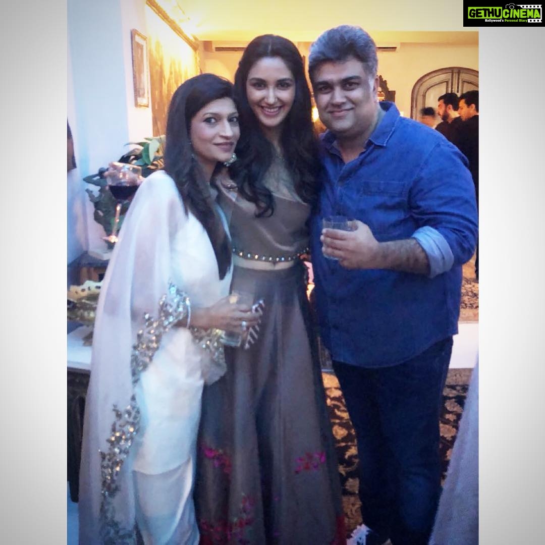 Nikita Dutta Instagram - Reunited with these two!❤️ @sapnamalhotra01 @siddharthpmalhotra #AboutLastNight #Haasil #EidMubarak Mumbai - Juhu