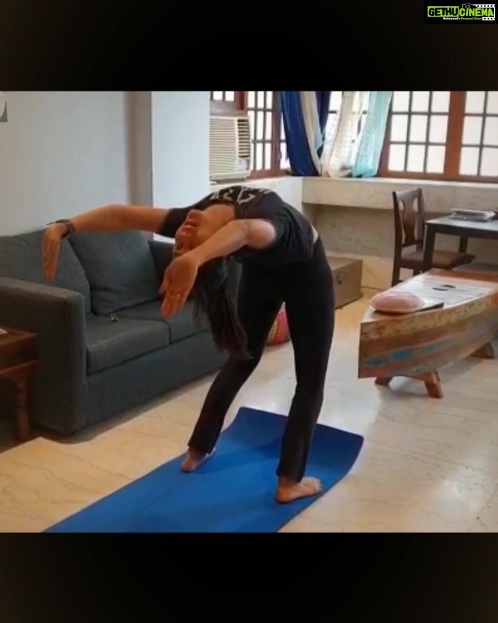 Nikita Dutta Instagram - A little jerk and a little shiver is good when there is progress. #LazyWeekends #BackBends #LongWayToGo @himmat_s_negi Pali Hill
