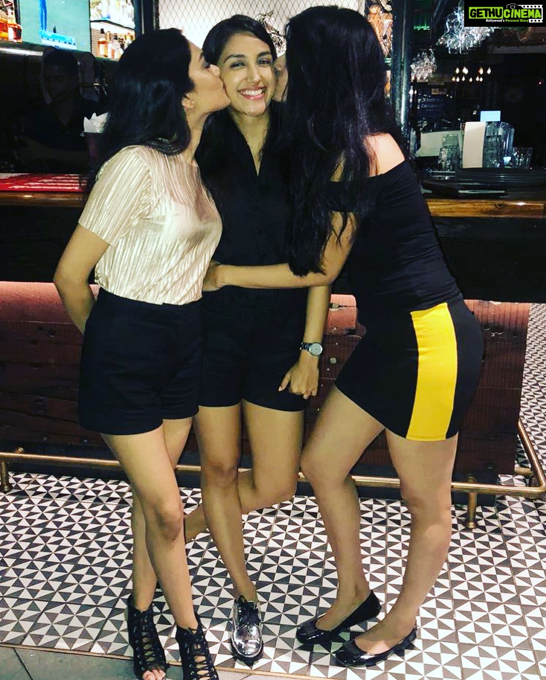 Nikita Dutta Instagram - Never say no when the girlfriends want to shower all that love! 🐥🐥 #KissedAndSquished The Irish House