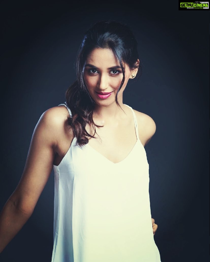 Nikita Dutta Instagram - Always a beginner 🧚♀️🧚♀️ #JustRaw #NoFilters Hair n make up: @shibu_shimmer Styled by @jaferalimunshi Picture courtesy: @israr.qureshi