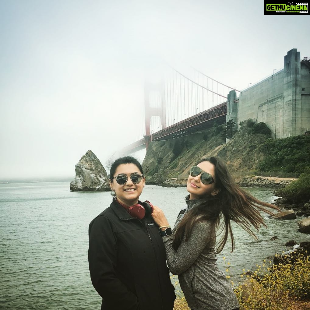 Nikita Dutta Instagram - Romancing the sister in a pretty background. 😬✌️ #TouristyThings #InLoveWithThisCity Golden Gate Bridge