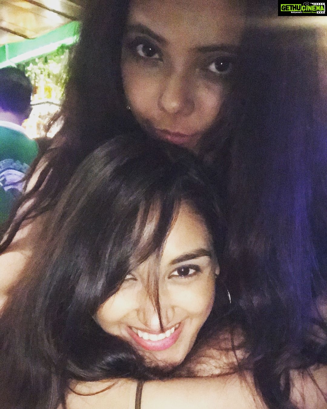 Nikita Dutta Instagram - Never say no when the girlfriends want to shower all that love! 🐥🐥 #KissedAndSquished The Irish House