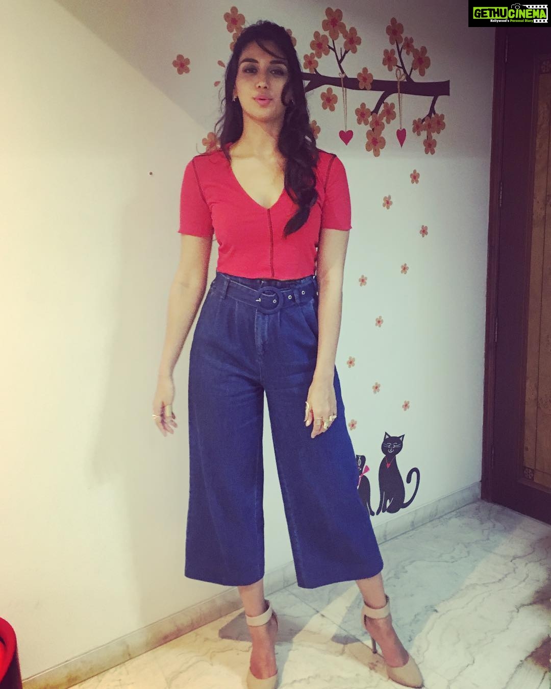 Nikita Dutta Instagram - Hello hello. Just stepping out. 💄👠👜 Styled by @jaferalimunshi Make up by @shibu_shimmer