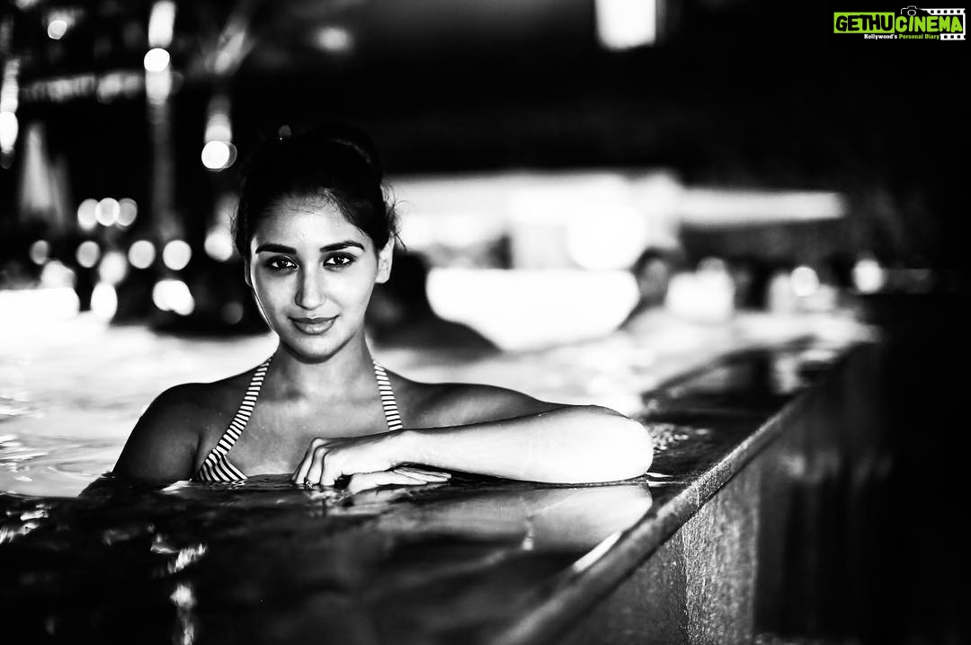 Nikita Dutta Instagram - Starve your distractions. ✌️ Desa Potato Head