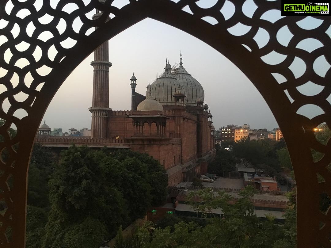 Nikita Dutta Instagram - A 6am view be so perfect #JamaMasjid #PuraniDilli #Delhi6 #NoFilterMornings Chandni Chowk, Delhi 6, India