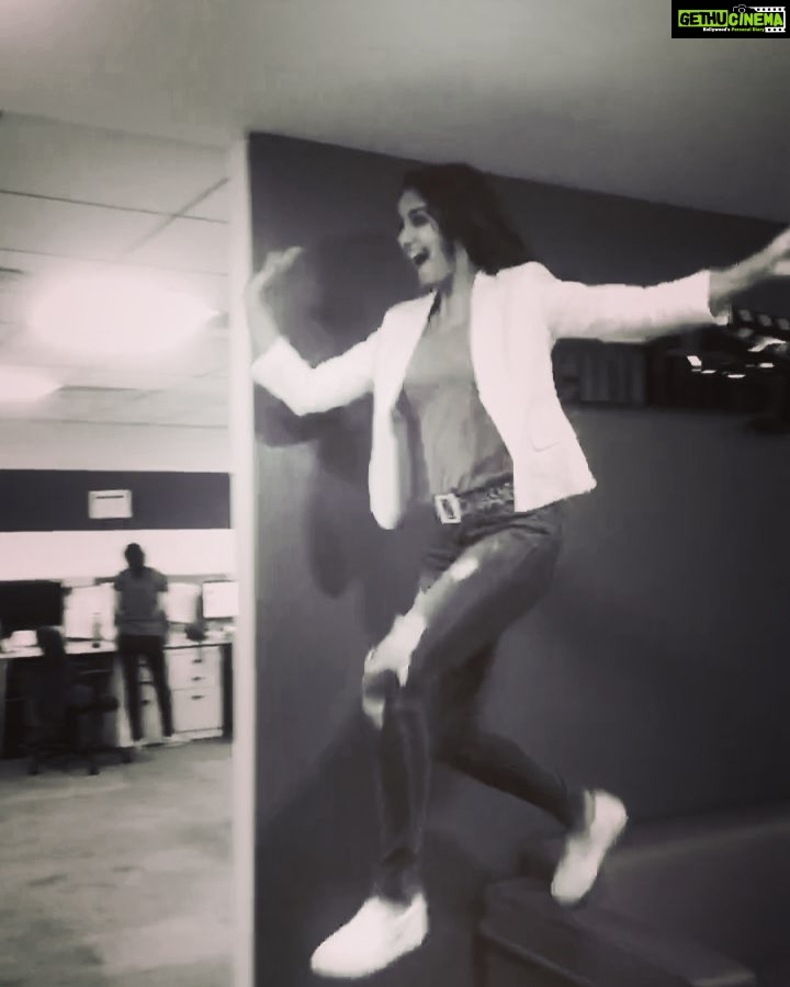 Nikita Dutta Instagram - Great day at the DT office. Visit the fb page of @delhi.times to catch the live bit incase you missed it. Just a glimpse of my shenanigans ✌️ #AlwaysAChild #DelhiTimes Times of India