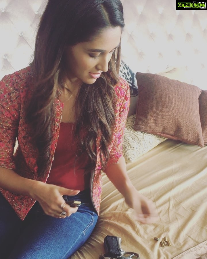 Nikita Dutta Instagram - Child, what did you learn on your last day of haasil? Me: ..... #ShootShenanigans #Literally 😉 @siddharthpmalhotra @sapnamalhotra01 @vattyboy @itszayedkhan Timmy Villa