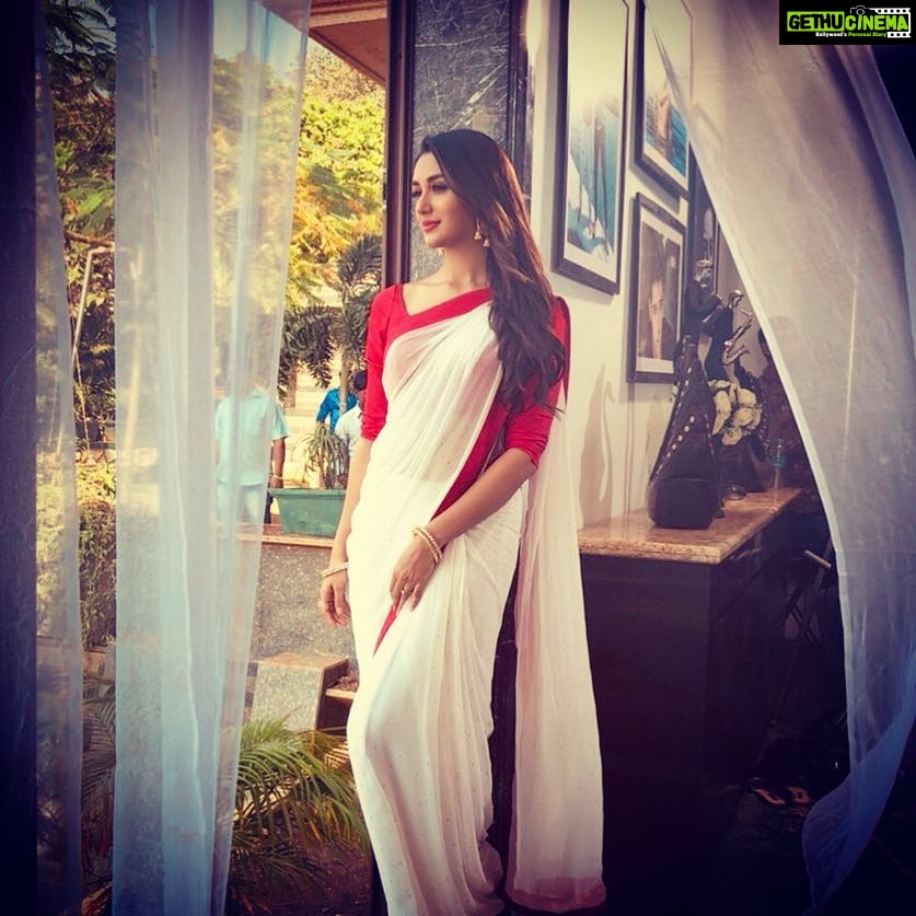 Nikita Dutta Instagram - All things bright, red and white .. #LookingBeyond Picture courtesy: @simplysheeba ❤️ Timmy Villa
