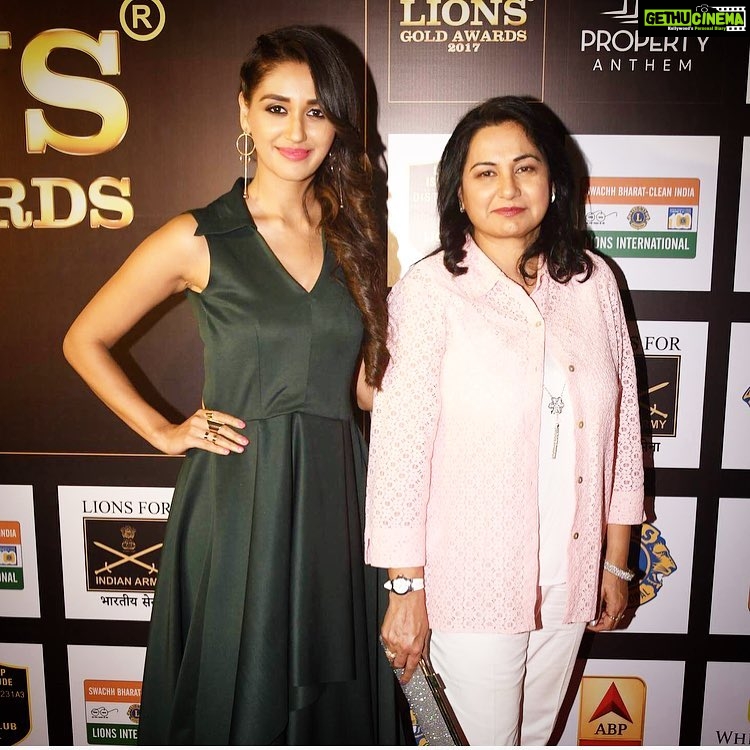Nikita Dutta Instagram - Having you by my side and watch me is what made it so special. Thank you mum. I am still a five year old who cannot do without you.🤗❤️ #Blessed #ThankYouAlmighty @alka.dutta16